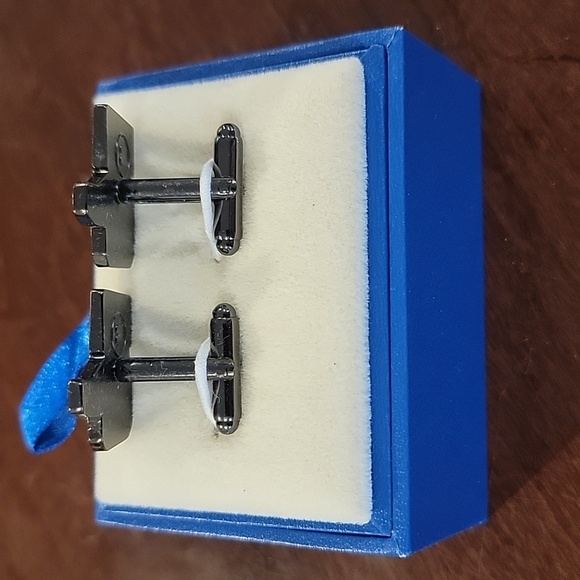 (J18) Thumbs up - Picture 3 of 3